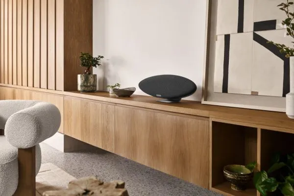 Low--B&W - Zeppelin Pro Edition - Lifestyle 24 - Space Grey.jpeg Low--B&W - Zeppelin Pro Edition - Lifestyle 24 - Space Grey.jpeg